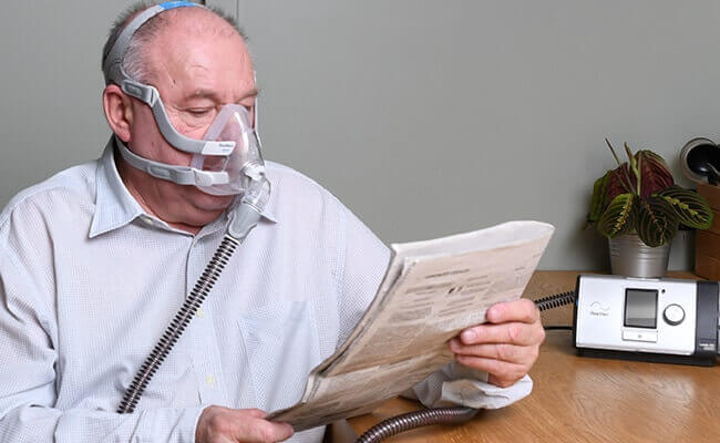 COPD_man_lumis_reading_journal_full_face_mask