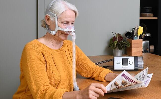 Lumis_woman_reading_magazine_nasal_mask