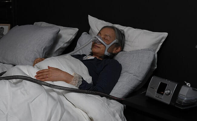 copd_woman_sleeping_lumis_nasal_mask